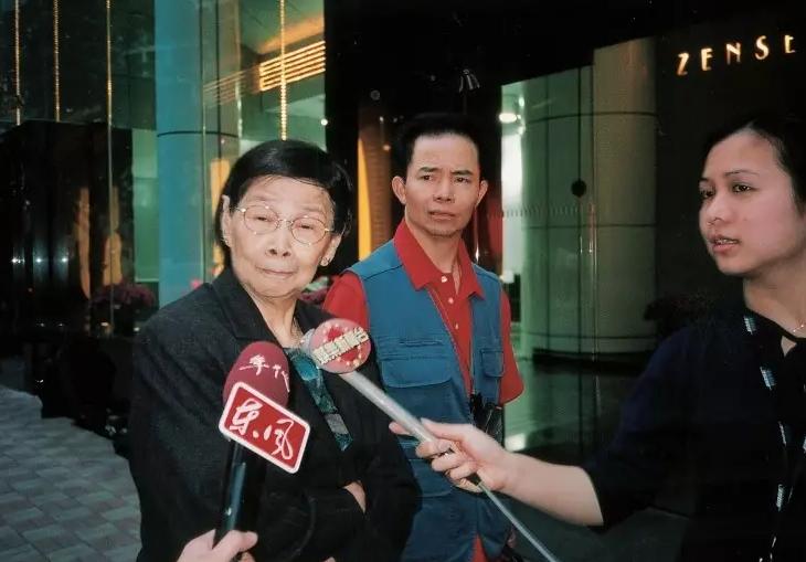 梅艳芳102岁母亲覃美金去世，一个月20多万不够花，晚年终于悔悟生前曾透露