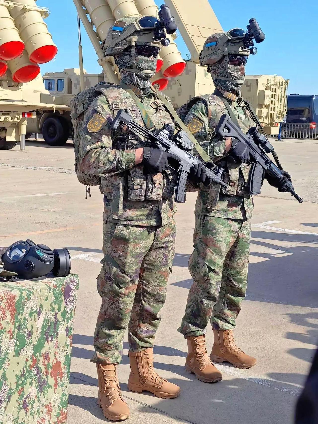 解放军的单兵枪械，越来越像“玩具”了！这个“玩具”可不是说这些新型枪械不好，