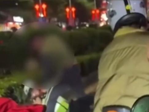 “必须严惩！”12月24日，海南琼海，一男子无证驾驶摩托车，结果遇到交警查车，他