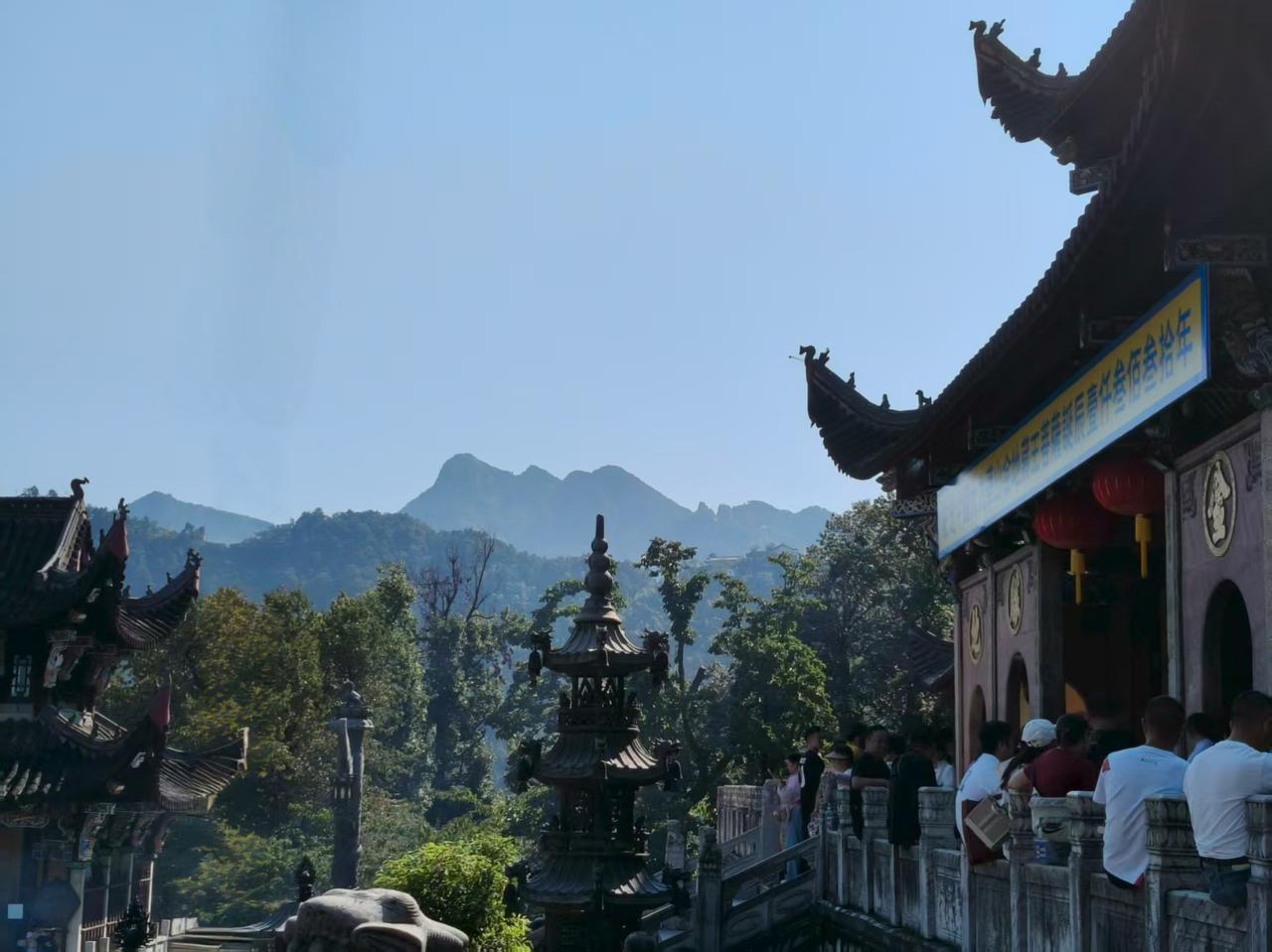 在旅行中你有拍到精彩的风景照片吗这是今年九月中旬在九华山拍摄的照片。图一是遥拍的