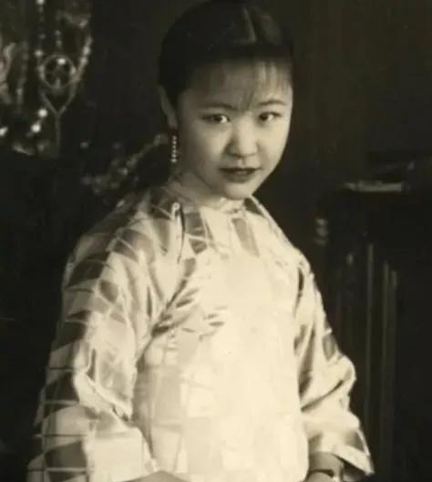 1954年，一个女人带着8岁儿子，在街上吆喝卖烟。突然，一个书生走上前惊呼：“格