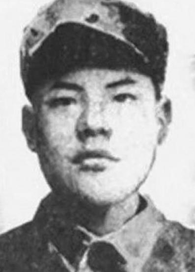1943年，仅25岁的八路军科长被俘，日军把他带到华丽住所，还找来美娇娘与他同房