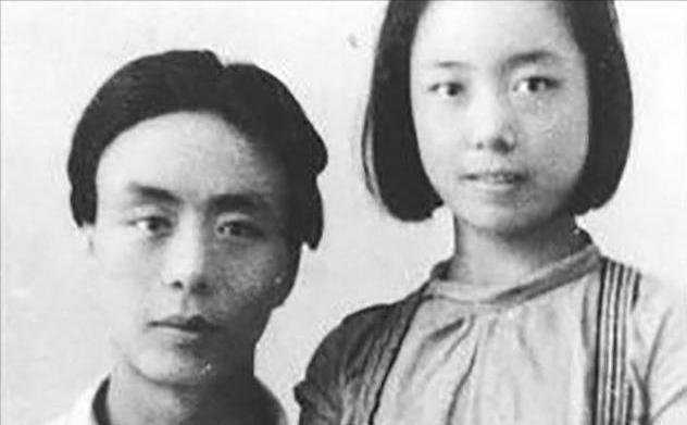 1955年，北京作协的2楼窗口，一双眼睛正死死盯着楼下做操的年轻女人。她22岁，