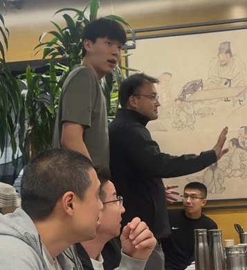 中国男篮球员杨瀚森和女友在洛杉矶当地著名韩料店用餐。有网友拍到了中国男篮球员杨瀚