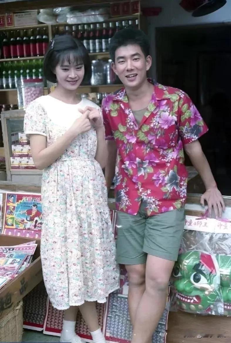 任贤齐身旁这位留着齐肩短发的美女，看着极为眼熟，却让人一下子猜不出是谁。当年她