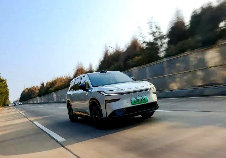 同事卖掉了燃油车，换成了新能源车，开了两年，告诉我们说：1：省钱是真的。电费