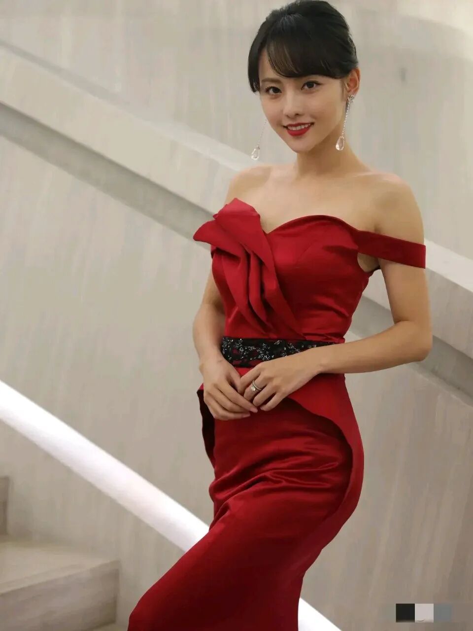 张嘉倪太绝！S曲线性感身材让人移不开眼