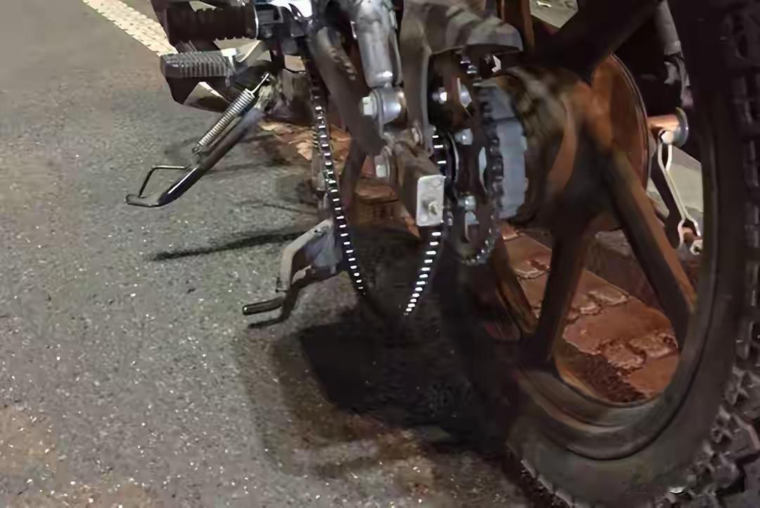 链条频繁脱落，别总怪技术。2026年4月，一位车友3700公里没加过链条油，齿轮