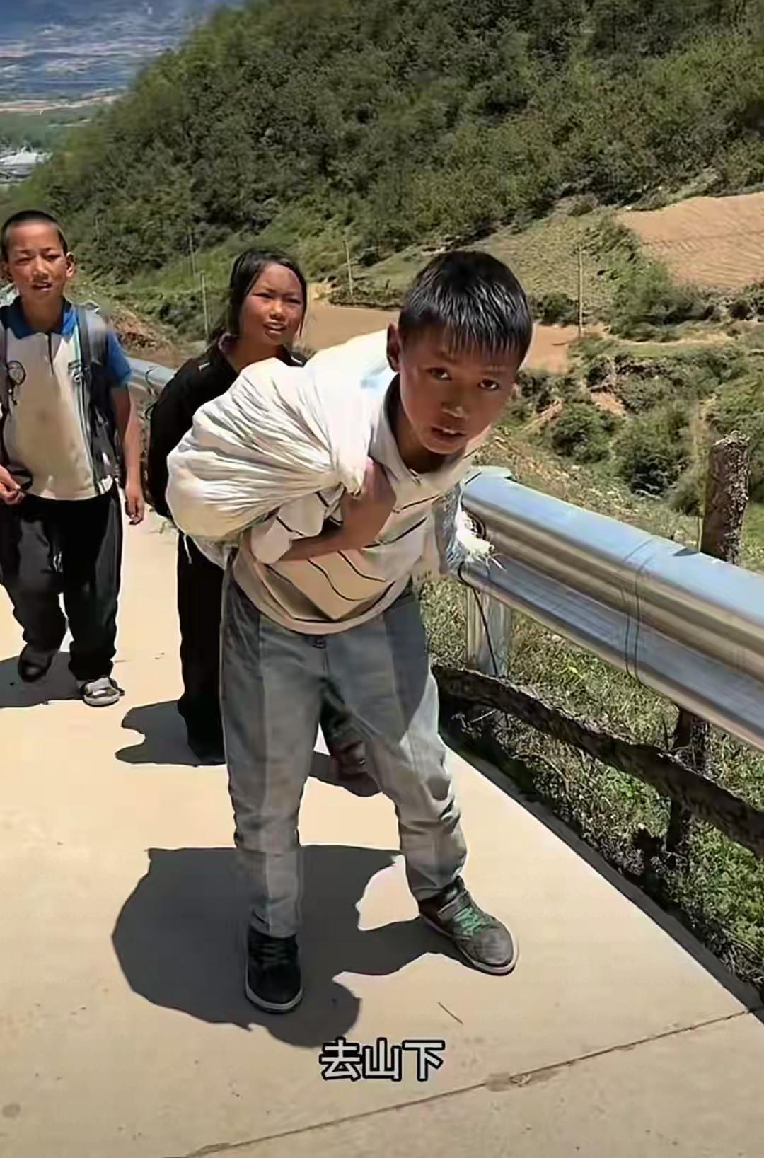 凉山舅舅阿布的故事，才是“娘亲舅大”最戳心的现实注解！20岁中专毕业，本该