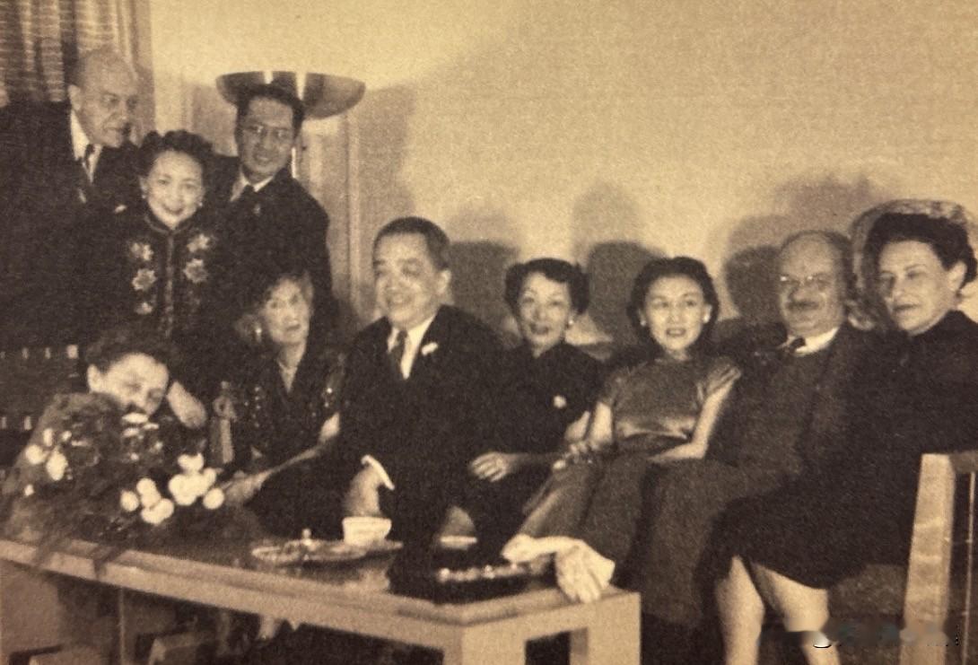 1949年12月17日，胡适59岁生日前一日，刘锴邀请游建文（立者左三）夫妇等人