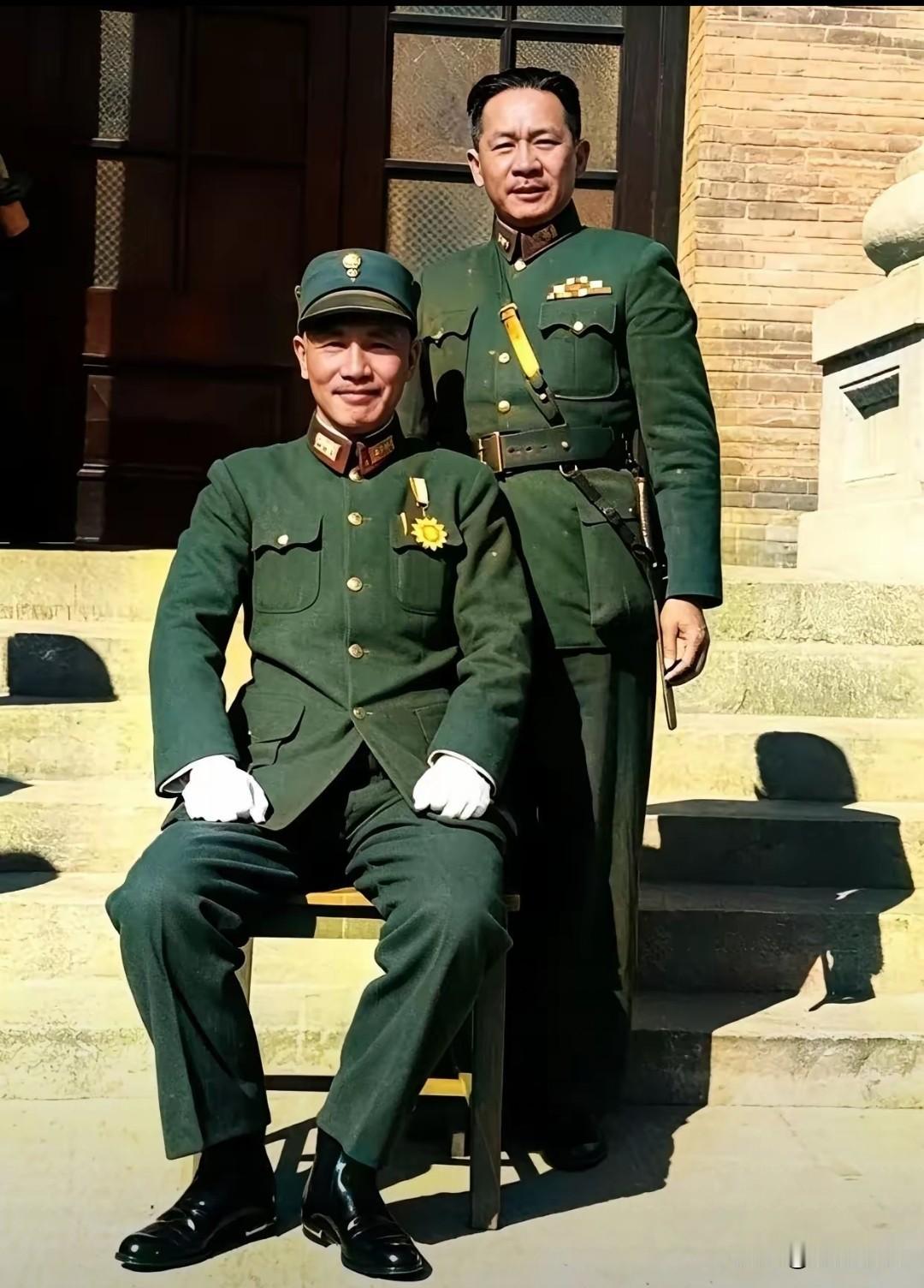 看上去，那时的蒋中正满面春风，军容整齐！但就不知道站后面的何方人士？是陈诚？张发
