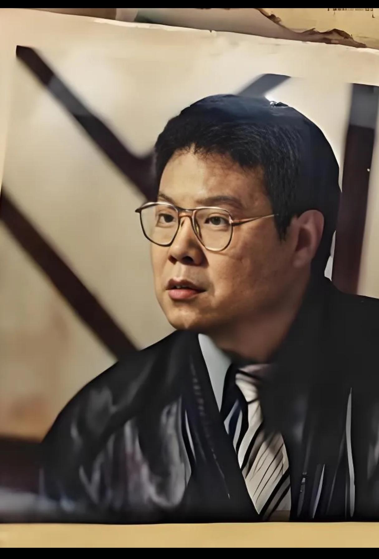 央视八套九点半档，岳云鹏主演的《悬案》开播了。我抱着好奇心熬夜追了一集，说实