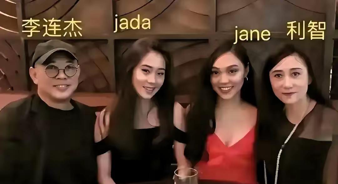 李连杰和利智的女儿VS李连杰和黄秋燕的女儿，只能说母亲基因差别太大了？利智的俩