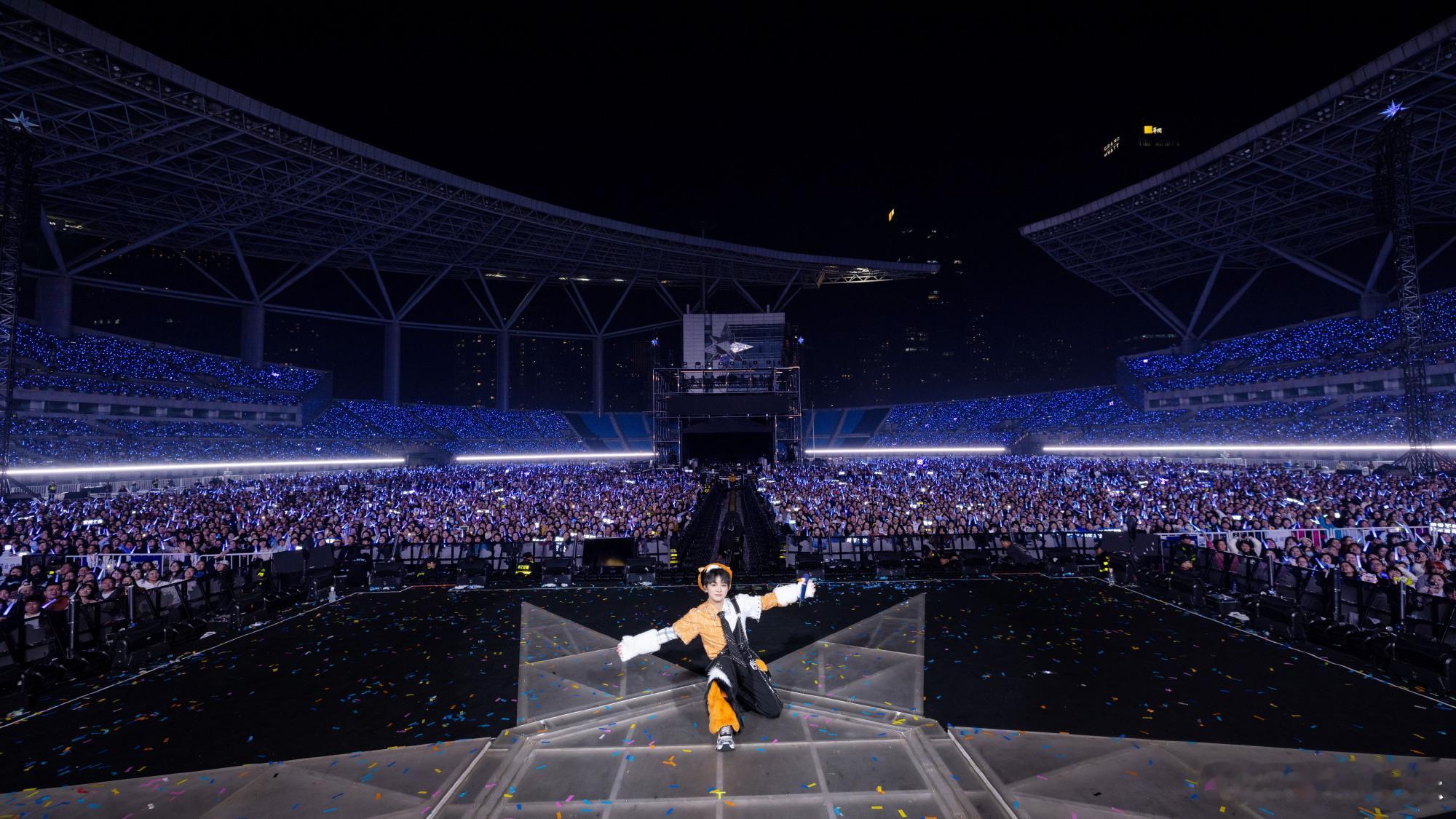 周深分享合肥演唱会大合照！每个角度的观众席都照顾到了，是细心暖心的深深呀