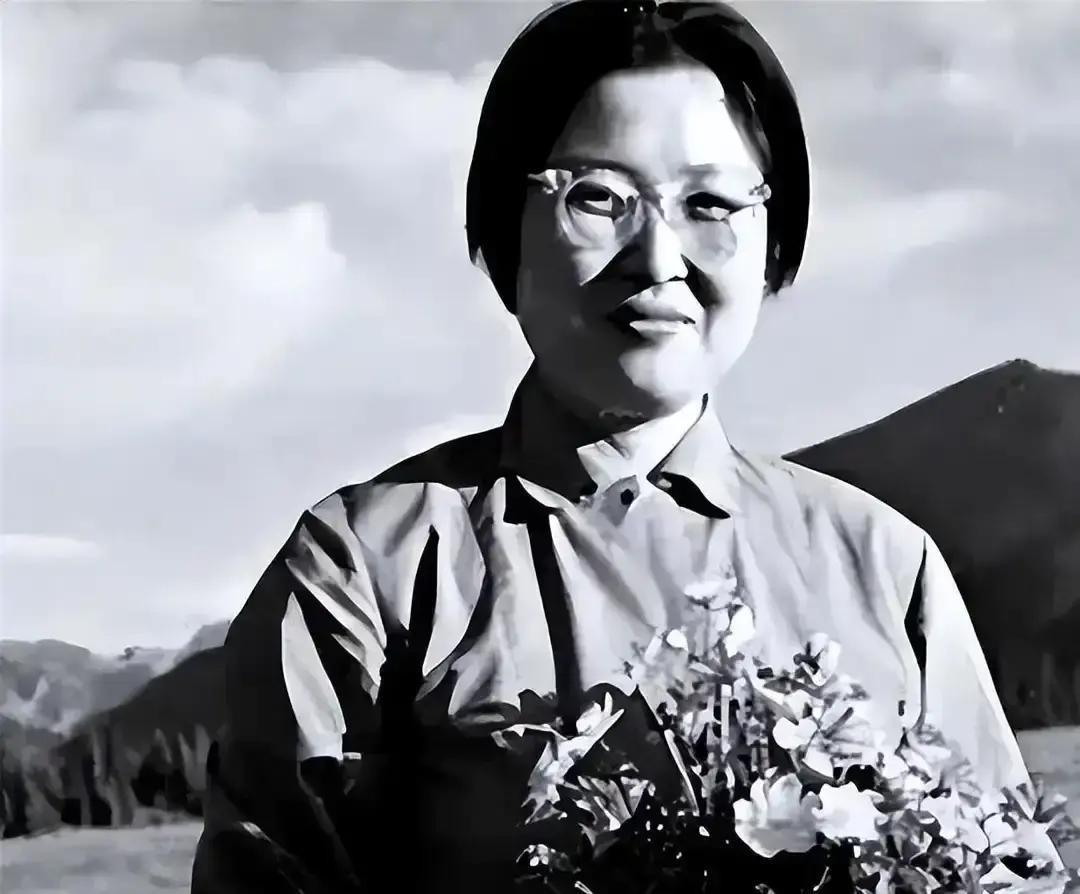 1979年春，王光美恢复自由不久，已经57岁。她去看望离婚带孩子生活的李讷，突然