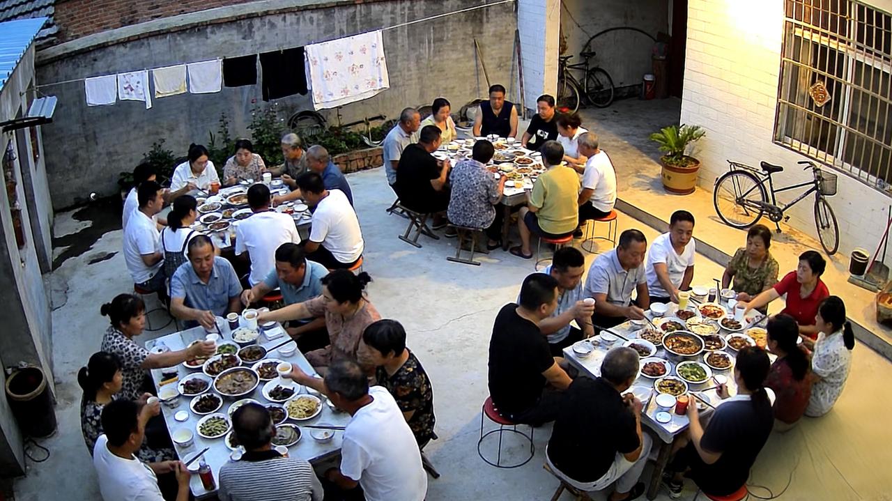 30余人欢聚不过2小时，男子看监控落泪：热闹过后，才懂家的重量河南开封的王先