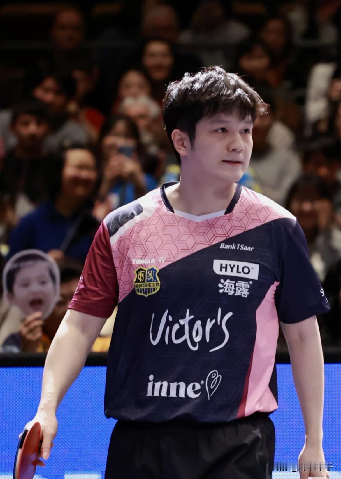 再一次证实樊振东冷白皮，他穿什么颜色衣服都好看！实话实说，这件颜色的球衣早就出来