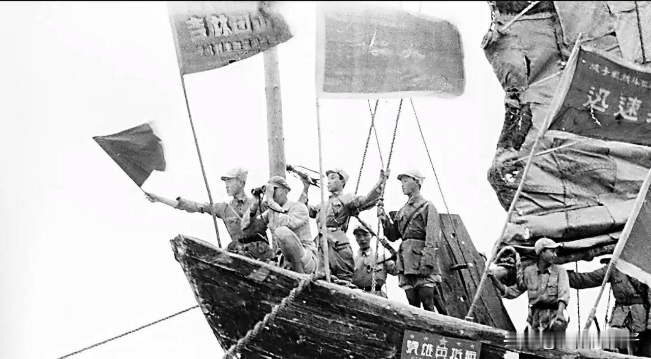 1950年，解放海南时，韩先楚焦急地看着118师的指战员：“谁愿意带队登岛？”下