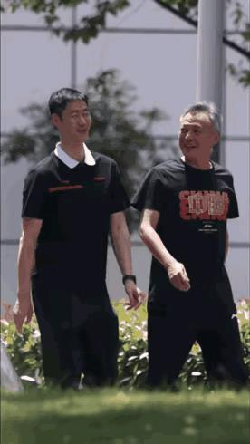 4月30乒协主席王励勤和副主席秦志戬，一起走在成都封训的路上，两个人有说有笑神