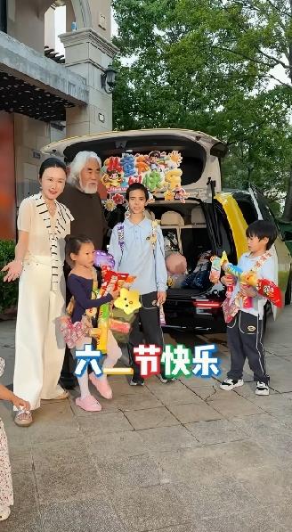 张纪中陪四个孩子过六一儿童节！一家六口人其乐融融，幸福在这一刻具象化了。73岁