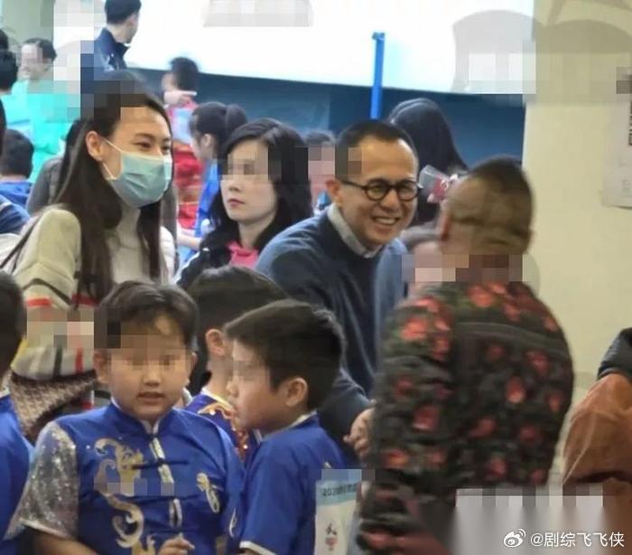 新男友不帅，不如李泽楷富有，但一直牵着梁洛施的手，不离不弃。从前她满心满眼都是