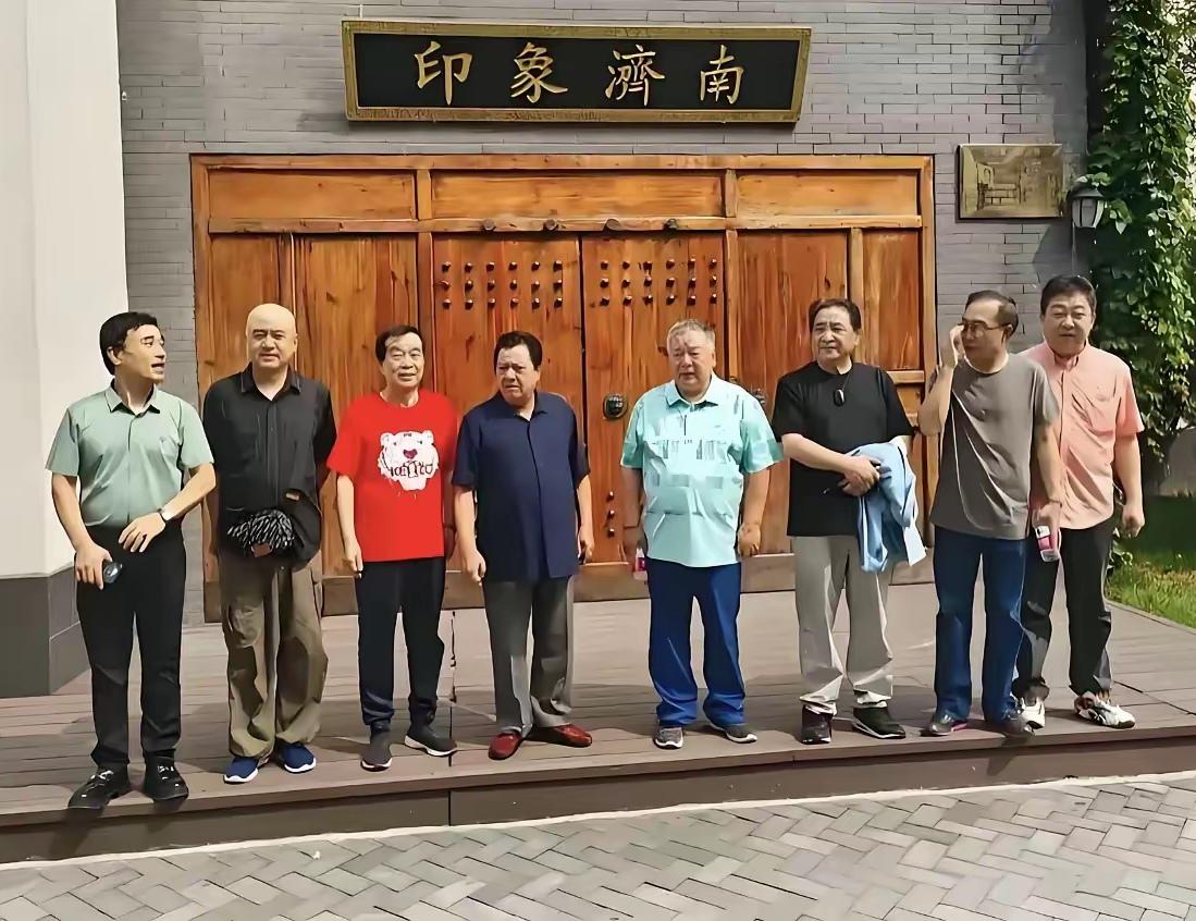 8位相声名家在山东''印象济南''前的合照：我第一眼认出的是衣着笔挺的李金斗与挎
