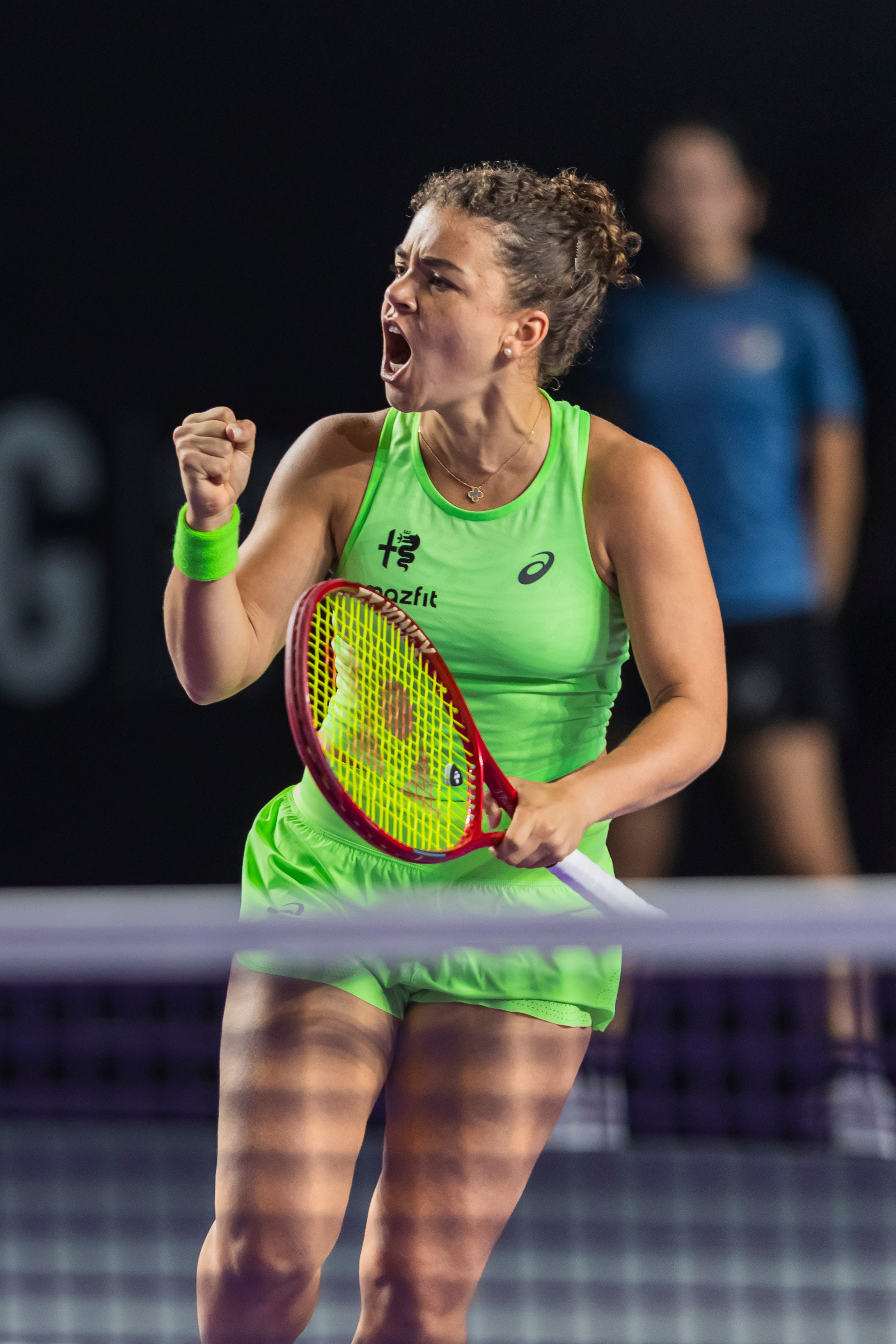 赛季首进四强💪WTA500梅里达站1/4决赛，头号种子鲍里妮克服首盘吞蛋，以0