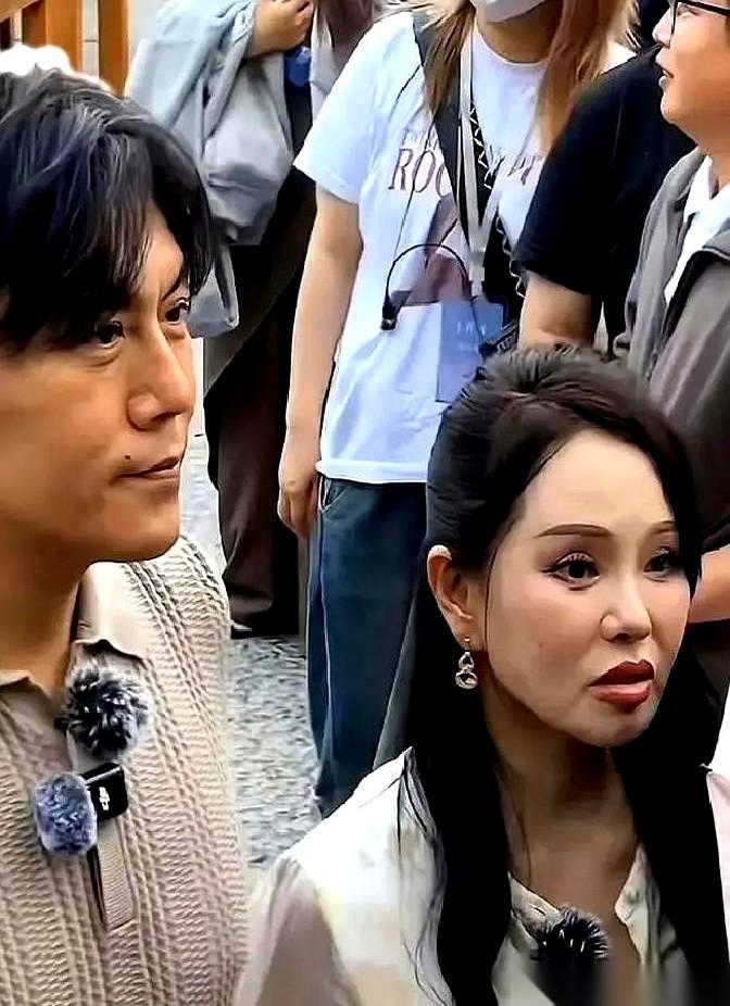 伊能静58岁。她拿起一勺冰淇淋，喂进嘴里。舌尖碰到冰凉的甜，只含了两秒，直接吐