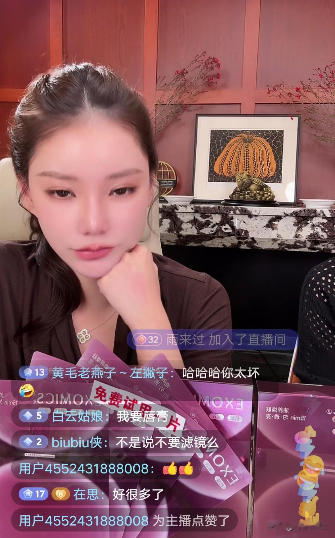 马筱梅和乐乐又直播了。但是好像被限流了直播间人数不像之前那么多只有2千+的样子