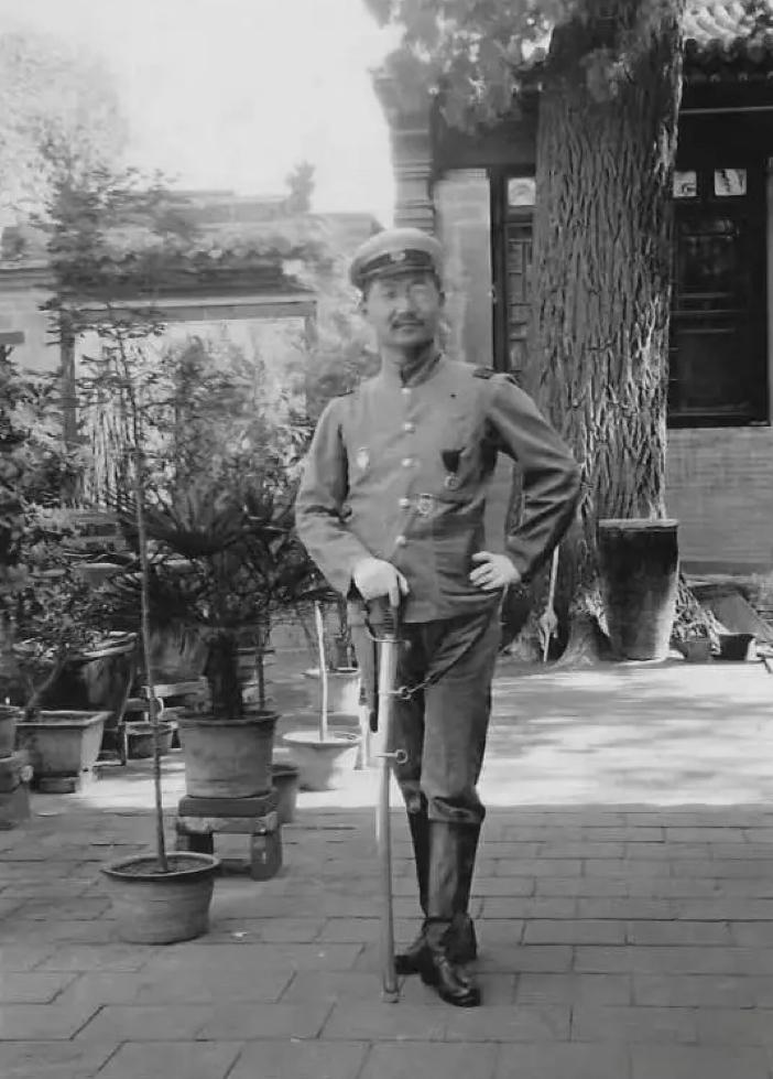 1911年，孔祥熙在山西太谷唯一一次穿军装时的照片，镜头中他手拿佩剑，单手叉腰，
