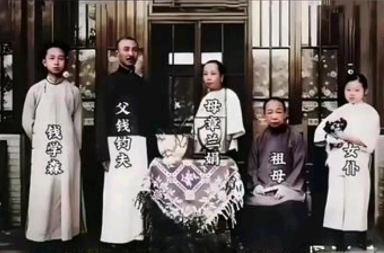 1927年，16岁的钱学森在杭州方谷园别墅留下一张珍贵合影。这座雅致的别墅，是其