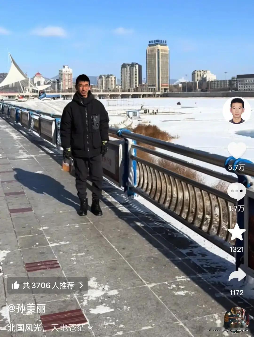 消失30天后，东方小孙在吉林发了个视频。头发盖住额头，穿休闲外套。网