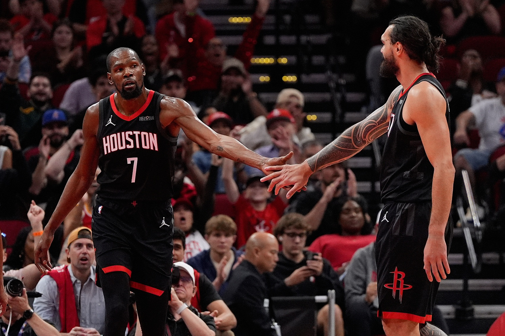 别看火箭队如今兵强马壮，伊森与芬尼史密斯又双双复出，然而，火箭队本赛季称得上明星