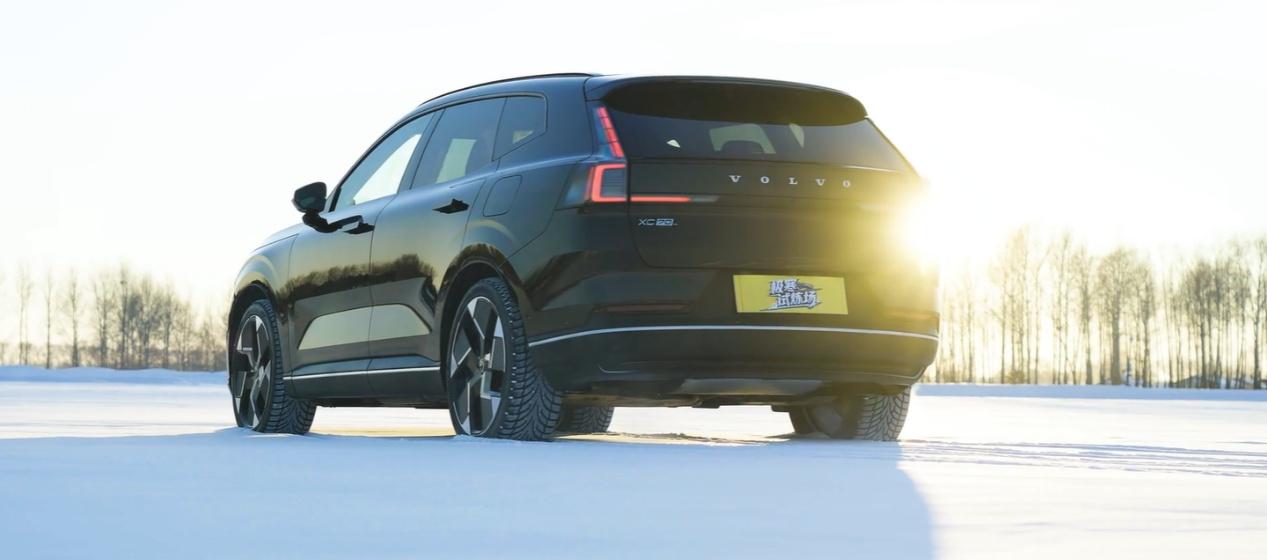 今天跟大家唠唠刚刷到的实测，近日沃尔沃XC70在哈尔滨松花江畔，与ModelY