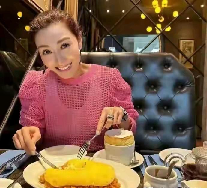 李嘉欣自从嫁入豪门，嫁给船王贵公子许晋亨做了阔太太以后，个人审美和穿搭水平一路下