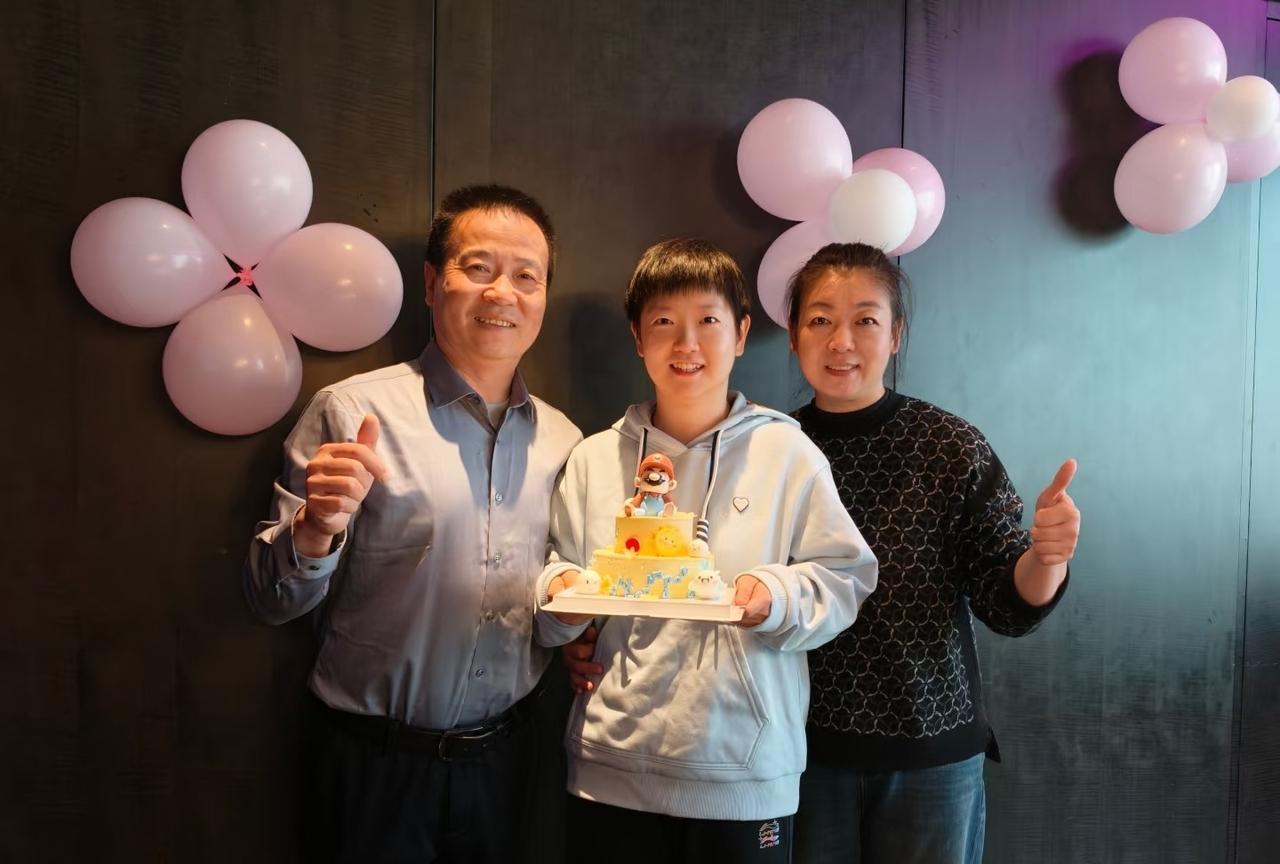 这应该是莎莎近五年来第一次跟父母一起过生日吧，往年的生日，不是在打比赛，就