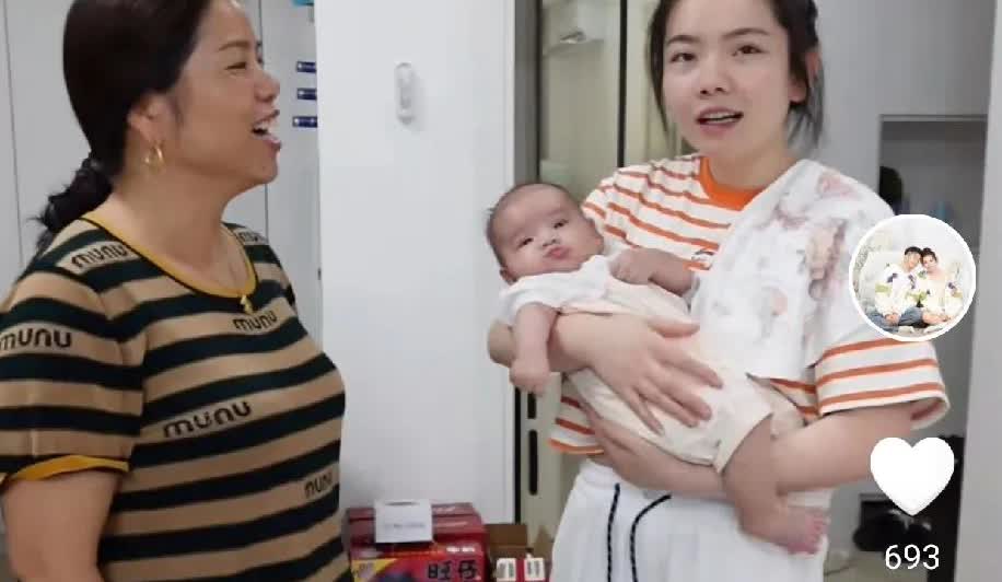 黄喂喂奶奶好久没有出现在她的视频了，因为怀孕生孩子的原因，喂喂也不得走动那么多。