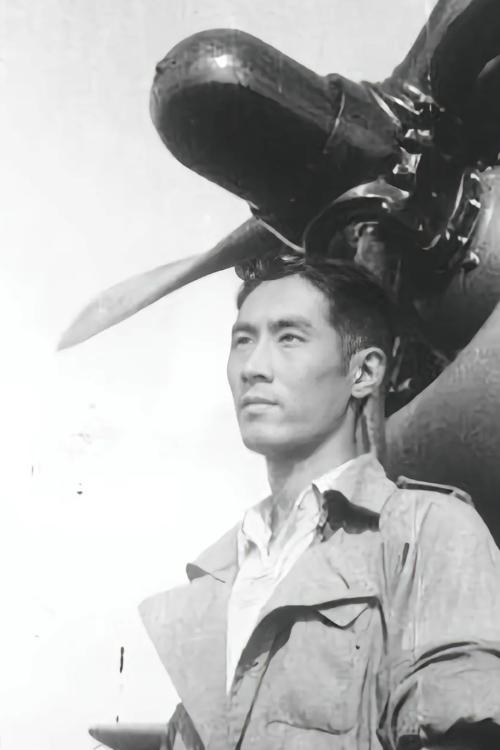 1944年，飞行员王光复，炸完日军军列准备往回飞。路过荆门机场时，看到几架日本飞