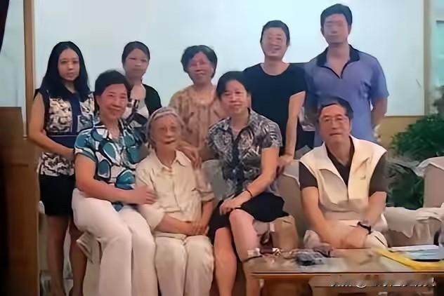 这张居家合影留存下开国上将张爱萍夫人李又兰与家人团聚的温馨时刻。端坐正中的李又