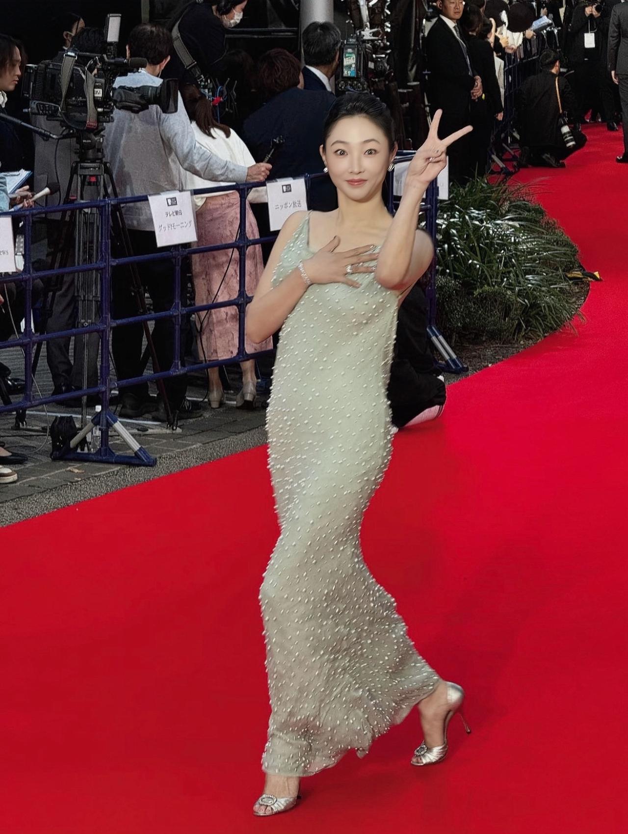 近日，白百何在东京电影节上走红毯的美照，她身穿珍珠吊带礼服亮相，真的好美啊。