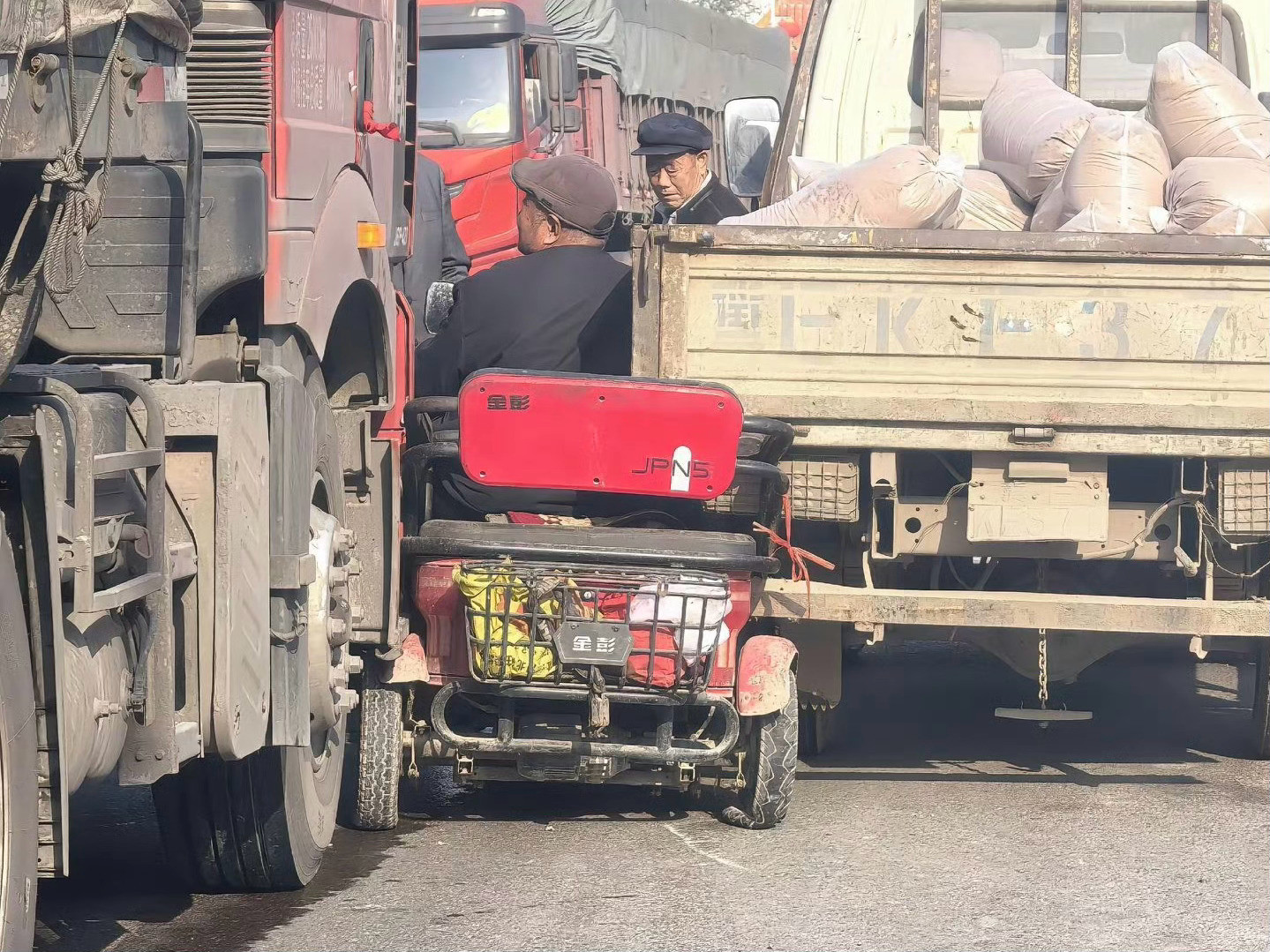 大爷还是你大爷，这都敢挤啊