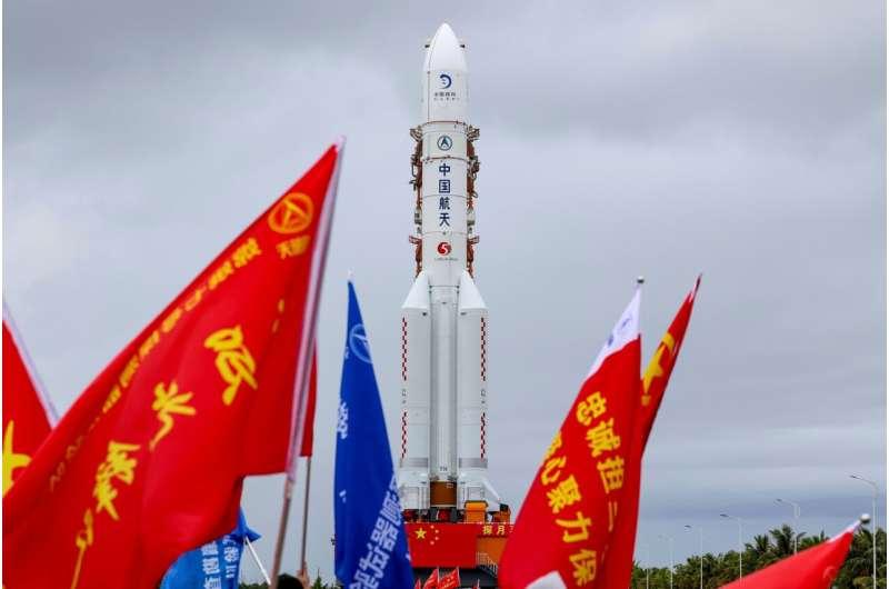 嫦娥七号突然“刹车”！不是失败，而是月球南极这块“宝地”太难啃火箭都已经竖起