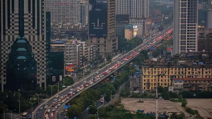 繁华都市的喧嚣与忙碌，车流如织，高楼林立。