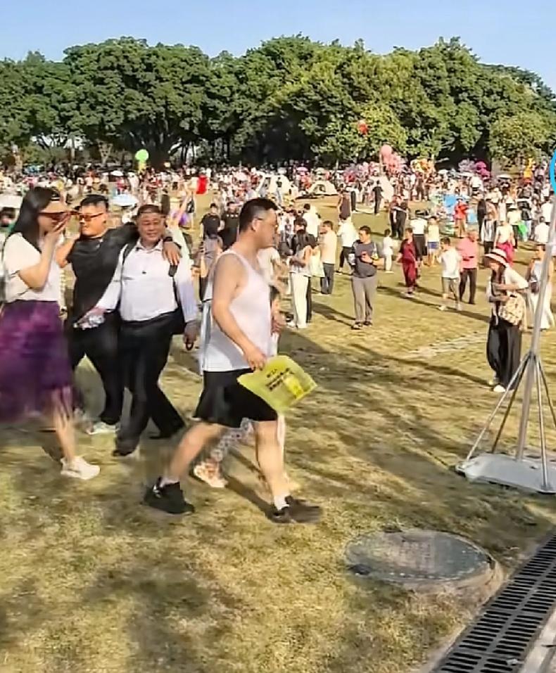 广东的朋友们，是不是有点太不尊重冬天了立冬，刚刚过了两天，全国各地很多地方都穿