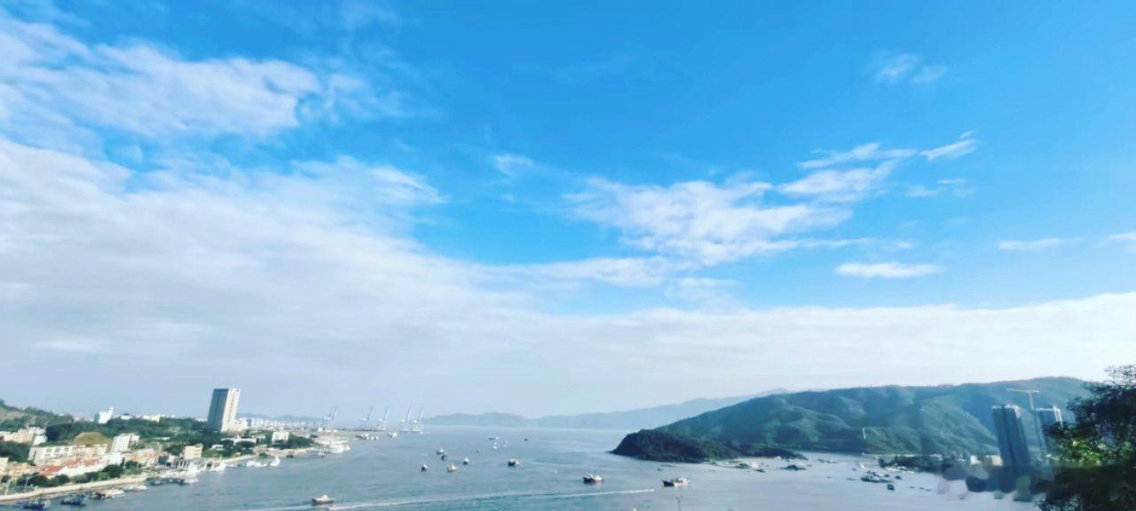三伏天高温，需要忌什么？1、当气温达到40℃的时候，再口渴也不要急着喝冰水，血管