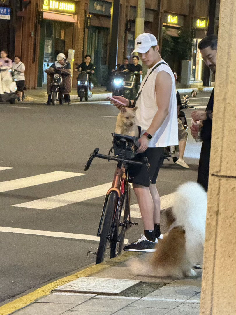黄景瑜活跃得像上海NPC黄景瑜力量感频繁在上海街头被路人捕捉，黄景瑜收获NPC称