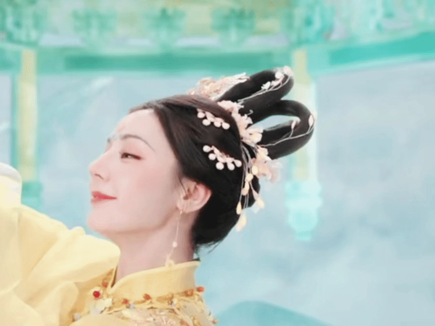 迪丽热巴粉丝七问王亚飞自从春晚一美惊人，热搜无敌爆谁给迪丽热巴化的妆爱丽丝就恨