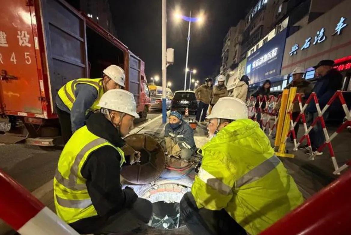 道歉来了！烟台芝罘区，二马路的供热管道爆管了，工人连夜抢修，因此影响到十几个小区