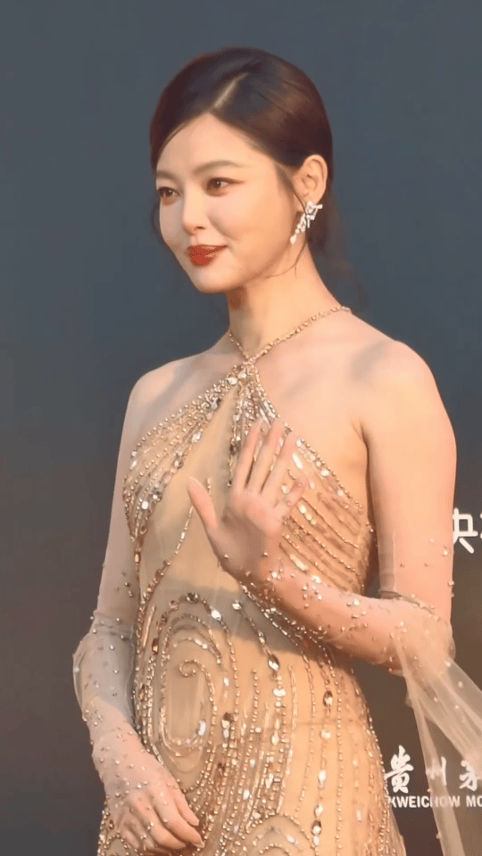 辛芷蕾今日CMG中国电影盛典造型图集，一袭GeorgesHobeika