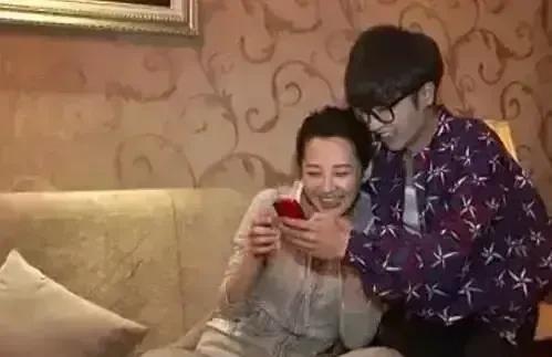 一次，华晨宇录制《花儿与少年》时，和张翰同床睡弄了个三八线，生怕张翰碰到自己。幸
